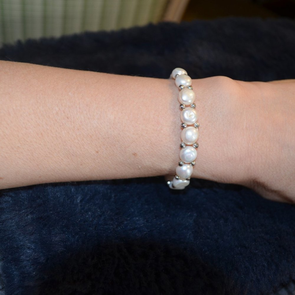Retro Pearl Man Raised Beads White & Metal Fastener Bracelet
